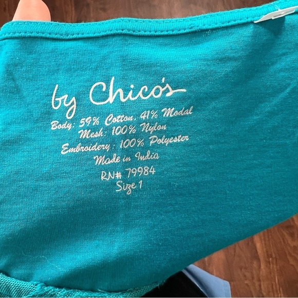 3/$30 🍂 Chicos Space Lace Tank in Tantalizing Teal - Picture 7 of 8